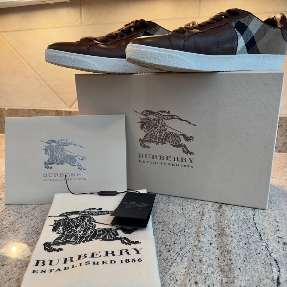 Burberry leather & house check sneakers/trainers. EUR. size 42 UK  8 US. 9